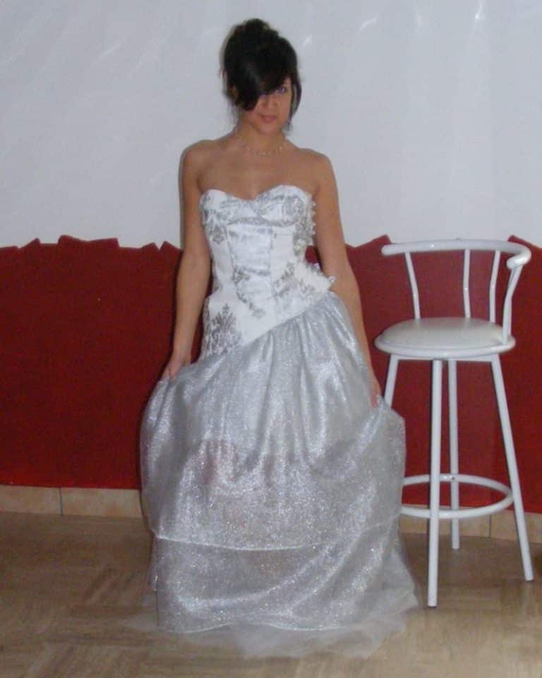 création-robe-de-mariée-avec-bustier-et-tulle-en-surjupe